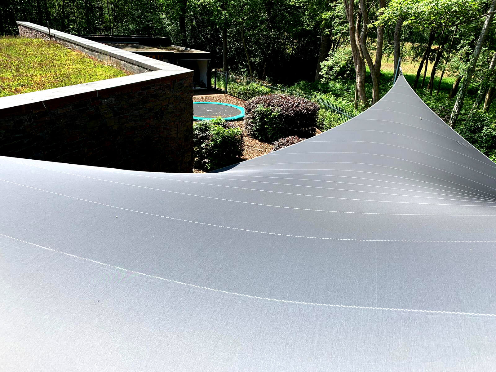 Design overkapping van zeil doek als zonnezeil systeem op dakterras - Texstyleroofs