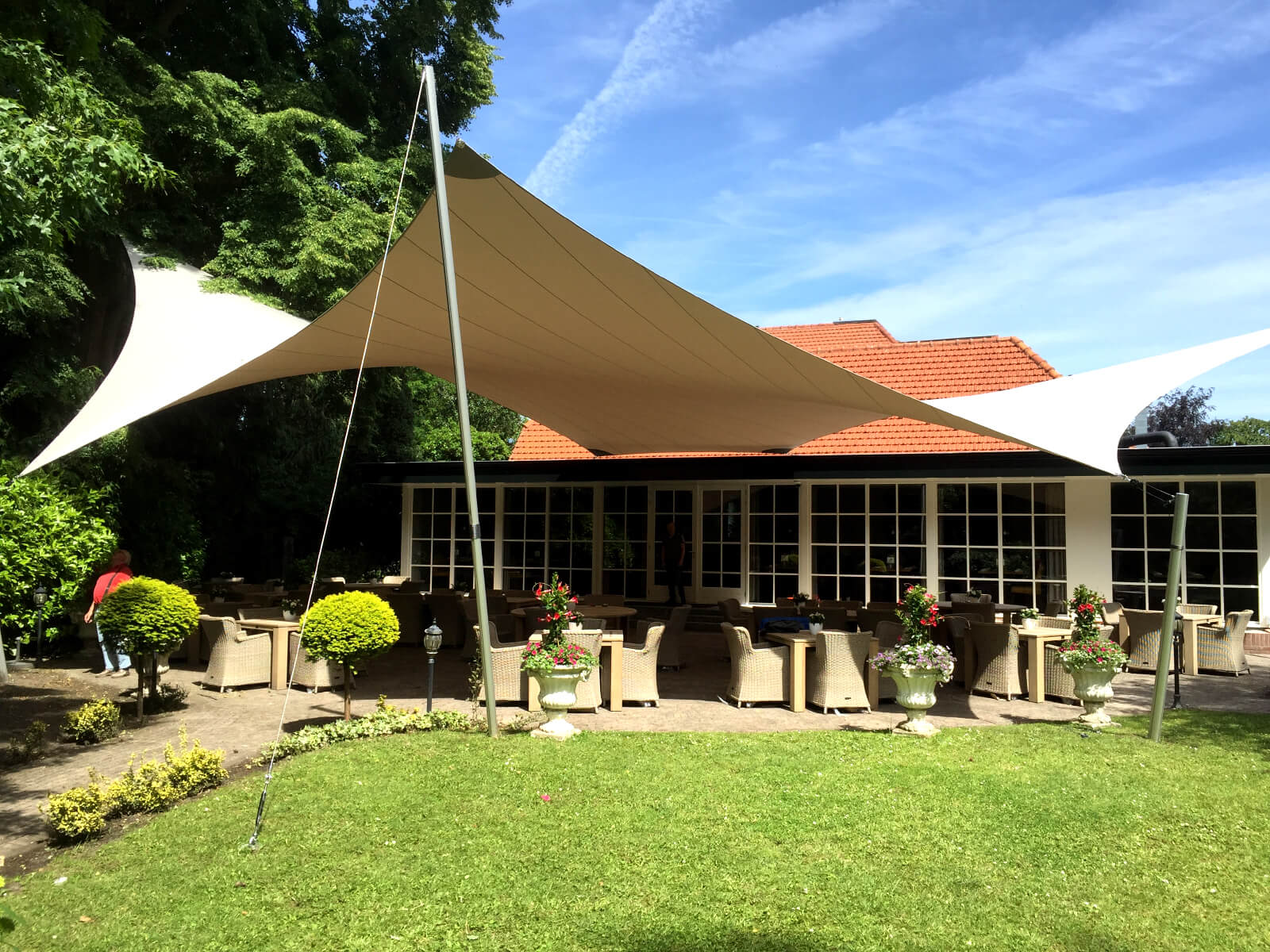 A stand-alone Texstyleroof is not just a shade sail but an actual roof