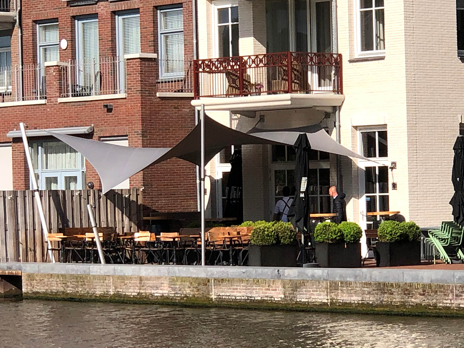 Onze terrasoverkappingen van zeildoek op maat zijn toepasbaar voor oppervlaktes tot circa 120 vierkante meter.