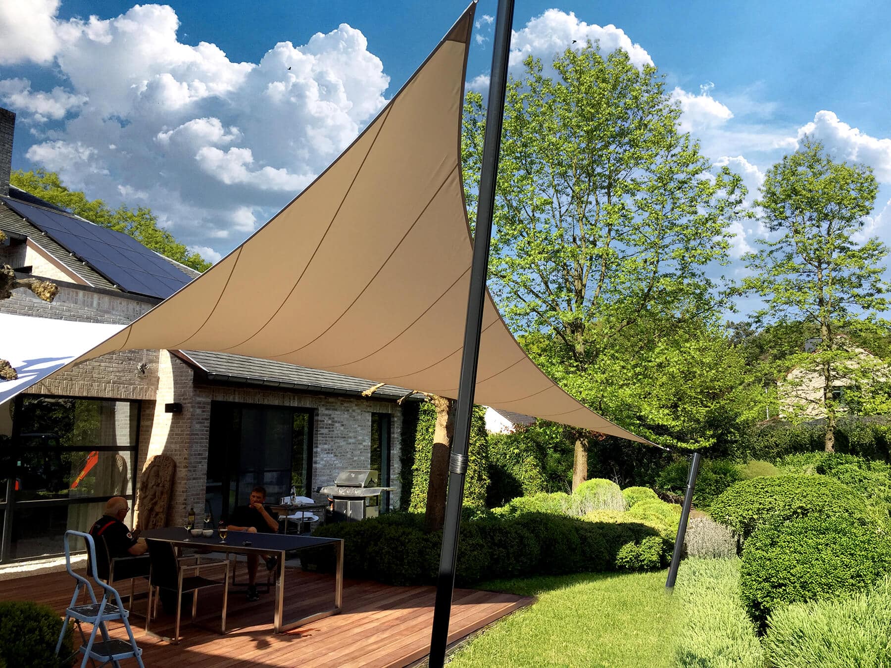 Onze terrasoverkappingen van zeildoek op maat zijn toepasbaar voor oppervlaktes tot circa 120 vierkante meter.